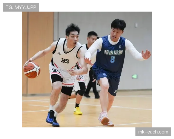 篮球比赛中，如何判定球员是否同时出界？